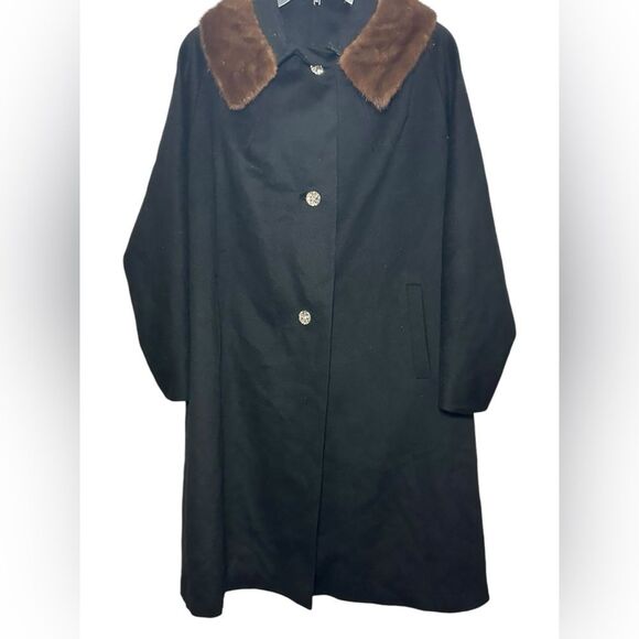 Vintage women’s fur collar coat. Chest is 42 inches. Good pre-loved condition - Picture 1 of 8